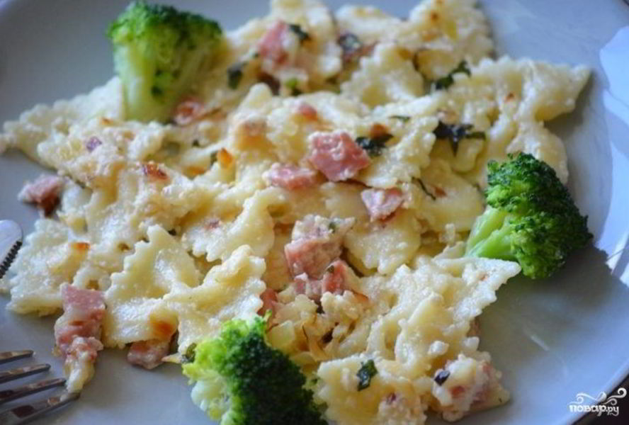 Сливочная паста с ветчиной и брокколи