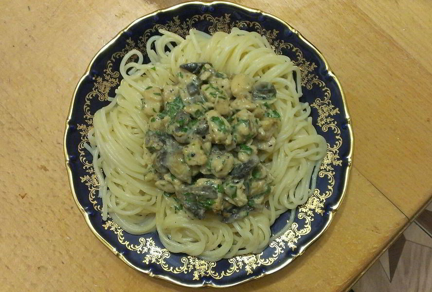 Спагетти карбонара с курицей и грибами