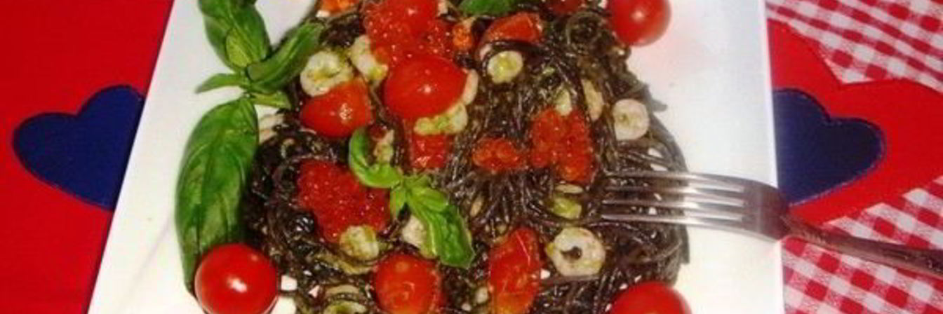 Спагетти неро с креветками, черри и соусом