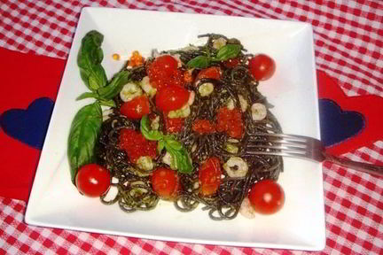 Спагетти неро с креветками, черри и соусом