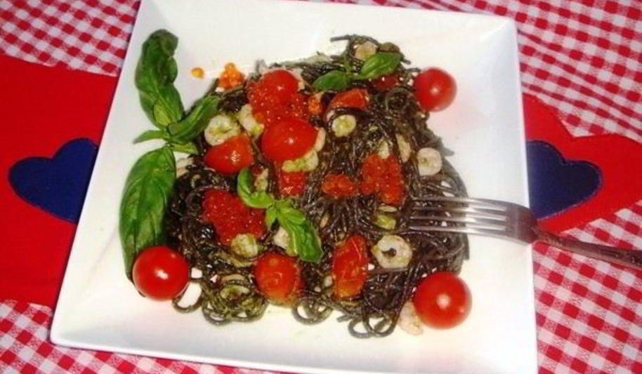 Рецепт спагетти неро с креветками, черри и соусом