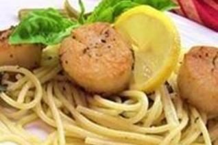 Спагетти с гребешками и листовой свеклой мангольд