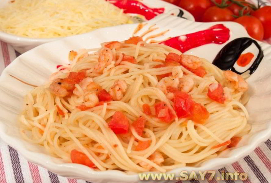 Спагетти с креветками и помидорами
