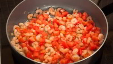 спагетти с креветками и помидорами