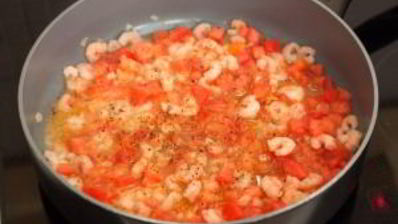 спагетти с креветками и помидорами