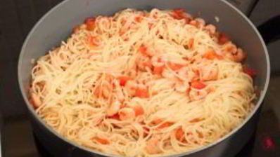 спагетти с креветками и помидорами