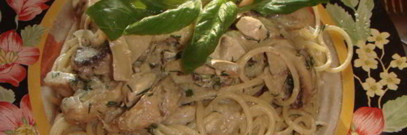 Спагетти с курицей и шампиньонами