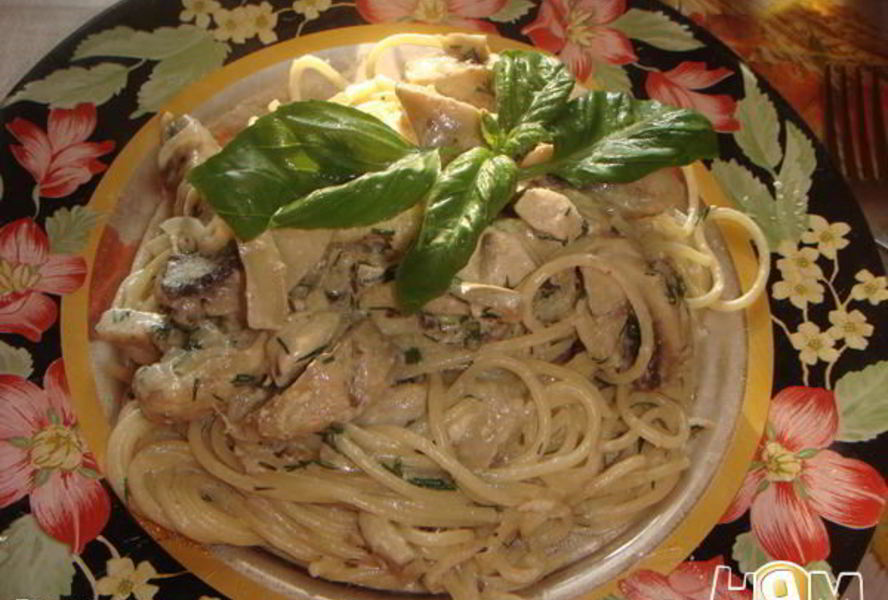 Спагетти с курицей и шампиньонами