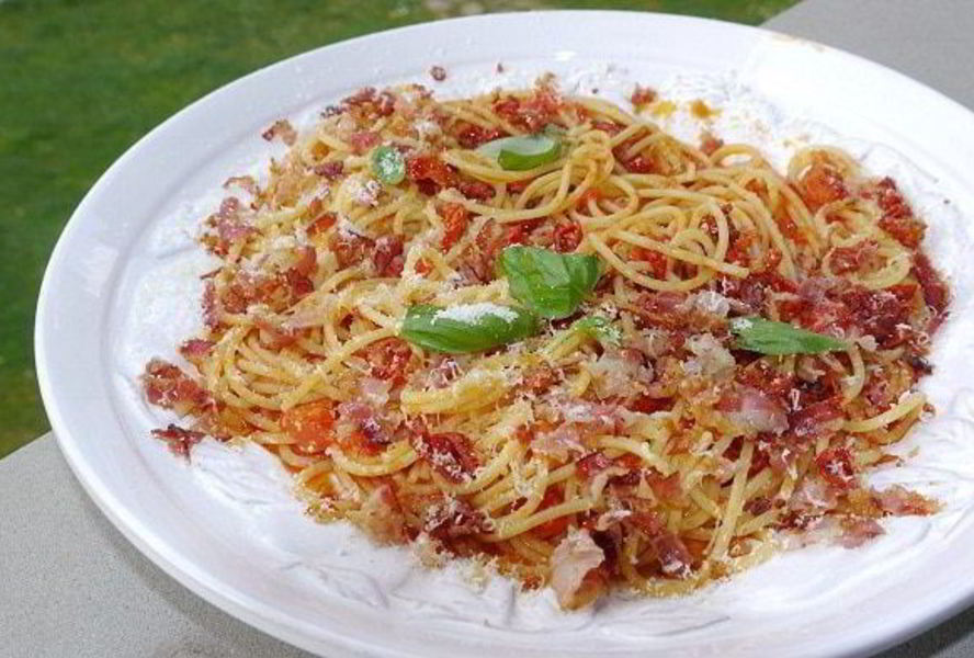 Спагетти с помидорами и беконом