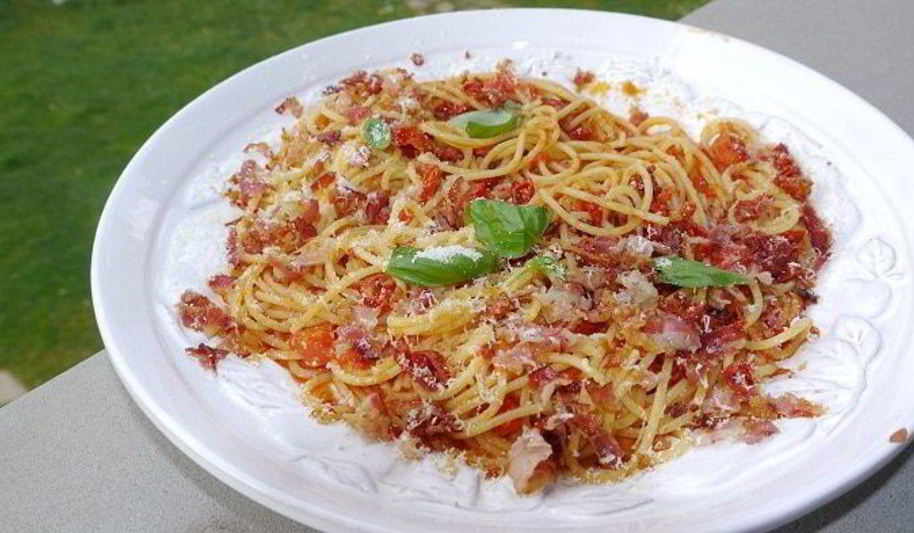 Рецепт спагетти с помидорами и беконом