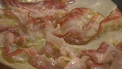 спагетти с помидорами и беконом