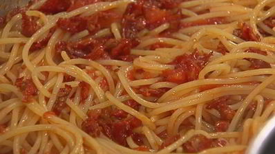 спагетти с помидорами и беконом