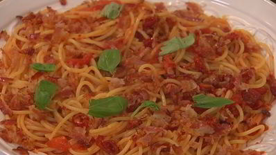 спагетти с помидорами и беконом