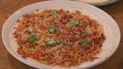 спагетти с помидорами и беконом