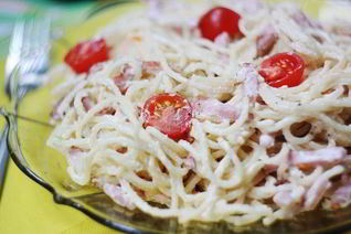 Спагетти с ветчиной и сливочно-сырным соусом