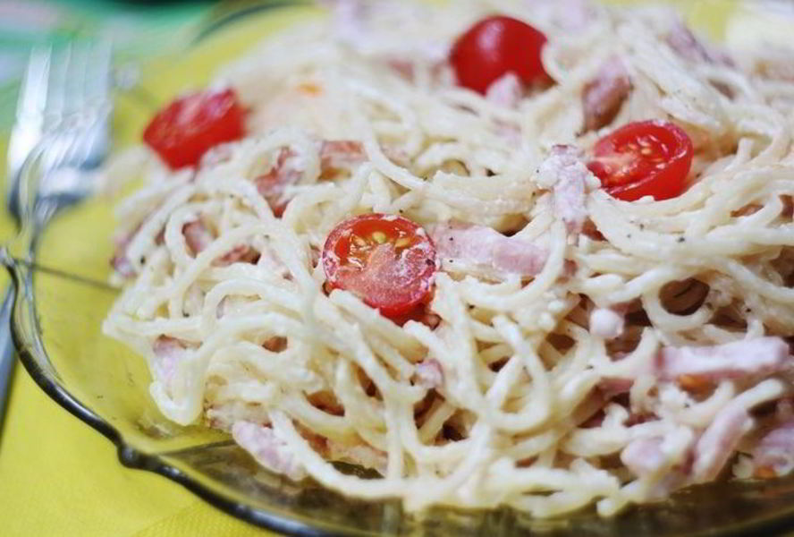 Спагетти с ветчиной и сливочно-сырным соусом