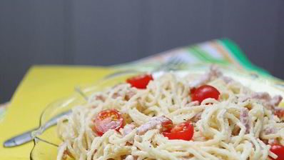 спагетти с ветчиной и сливочно-сырным соусом