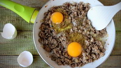 спагетти с яйцом и свиным фаршем