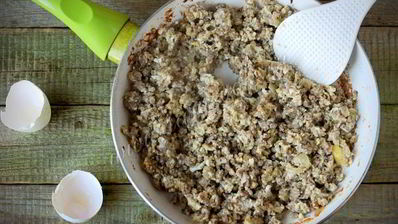 спагетти с яйцом и свиным фаршем