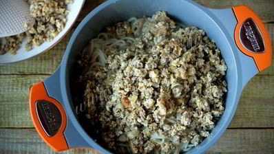 спагетти с яйцом и свиным фаршем