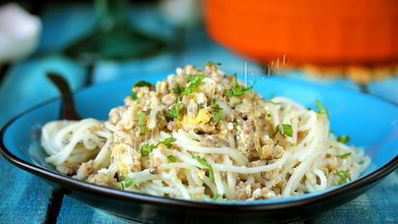 спагетти с яйцом и свиным фаршем