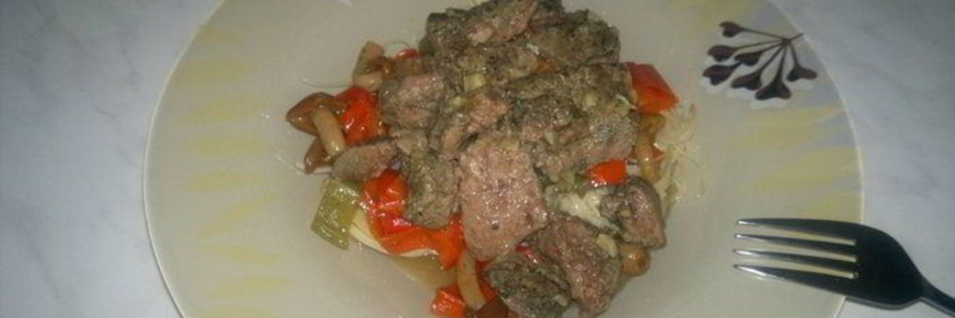 Спагетти со сладкими перцами и опятами и печень в горшочке