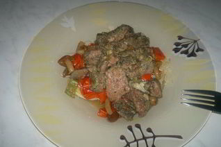 Спагетти со сладкими перцами и опятами и печень в горшочке