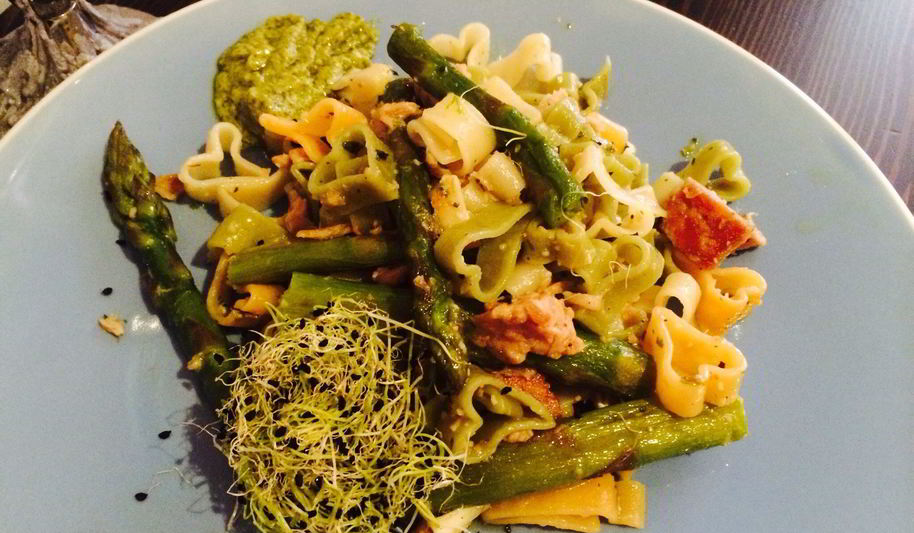 Рецепт цветной пасты со спаржей и песто