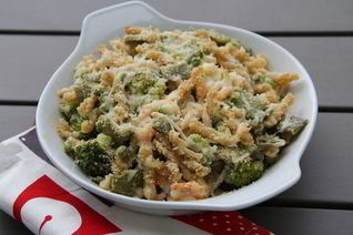 Запеченная паста с креветками, зелеными овощами и ароматным сыром