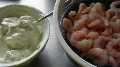 запеченная паста с креветками, зелеными овощами и ароматным сыром