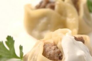 Манты с бараниной и йогуртовым соусом