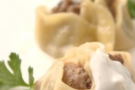 Манты с бараниной и йогуртовым соусом
