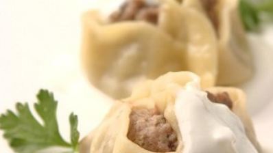 манты с бараниной и йогуртовым соусом