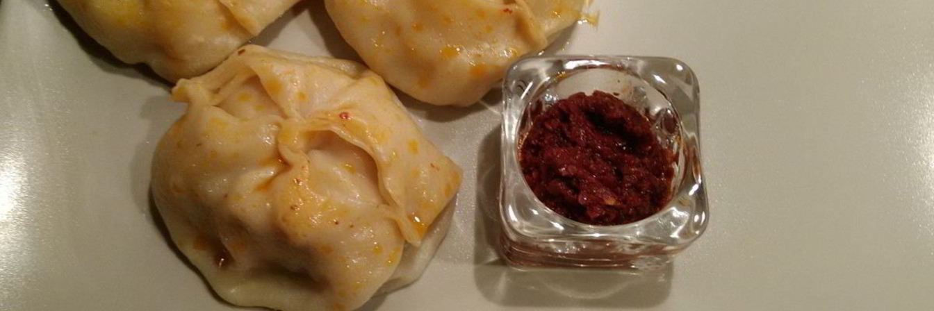 Манты с острым соусом