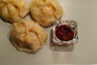 Манты с острым соусом