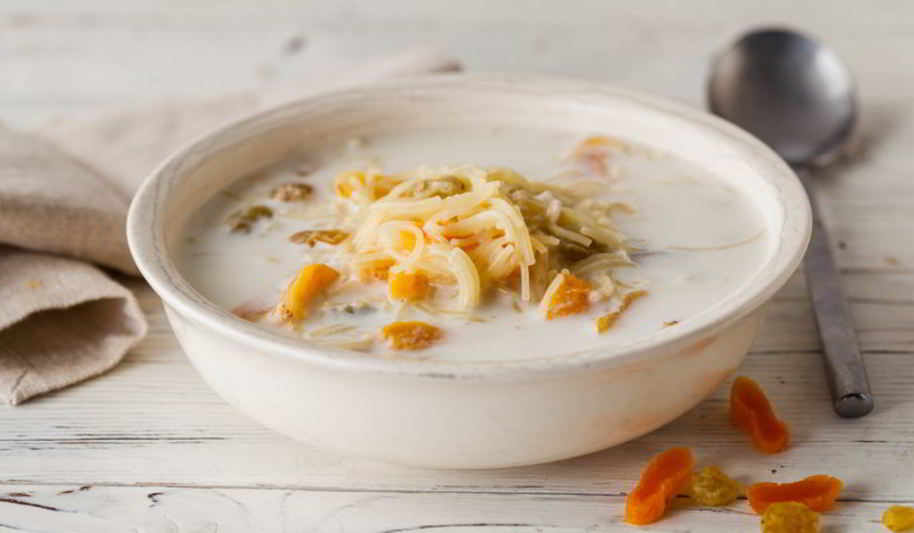 Рецепт молочной лапши с изюмом и курагой