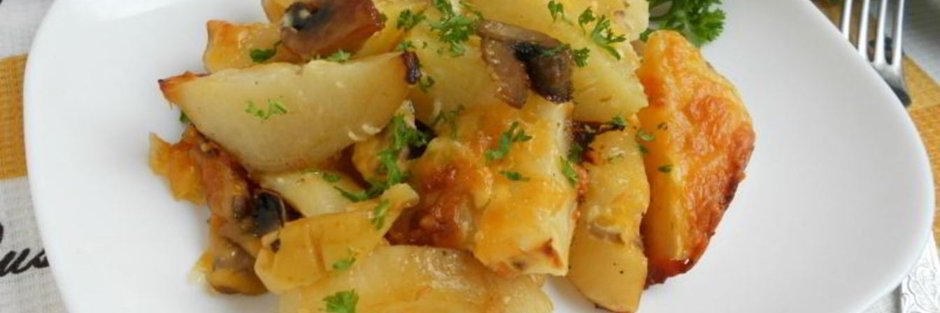 Картофель по-французски с яблоком и грибами