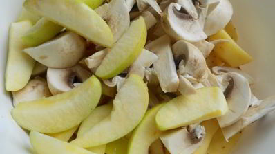 картофель по-французски с яблоком и грибами