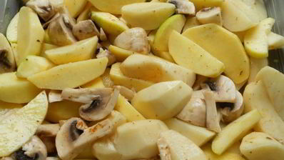 картофель по-французски с яблоком и грибами