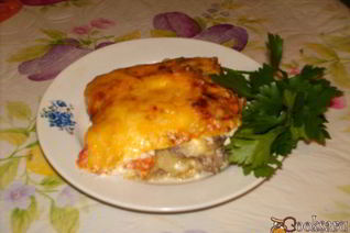 Мясо по-французски с помидорами и грибами