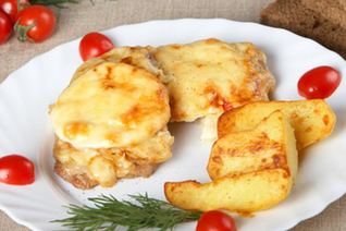 Мясо по-французски с жареным картофелем