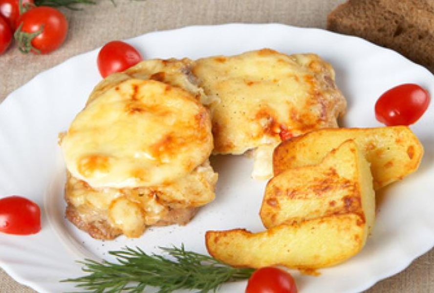 Мясо по-французски с жареным картофелем