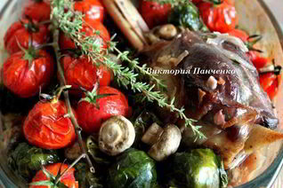 Баранина, запеченная с шампиньонами и брюссельской капустой
