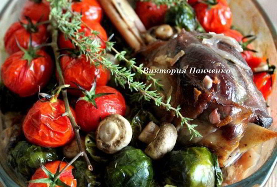 Баранина, запеченная с шампиньонами и брюссельской капустой