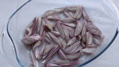 баранина, запеченная с шампиньонами и брюссельской капустой