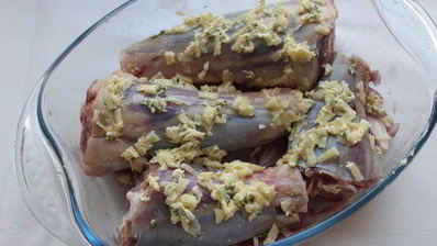 баранина, запеченная с шампиньонами и брюссельской капустой