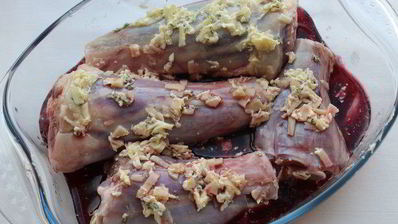 баранина, запеченная с шампиньонами и брюссельской капустой