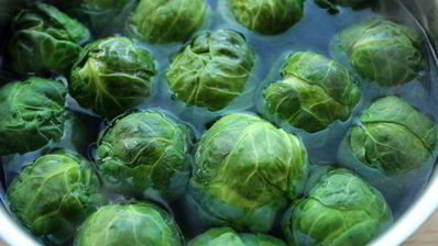 баранина, запеченная с шампиньонами и брюссельской капустой