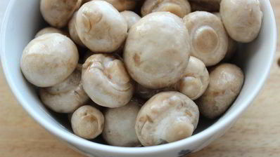 баранина, запеченная с шампиньонами и брюссельской капустой