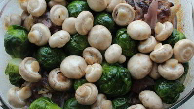 баранина, запеченная с шампиньонами и брюссельской капустой